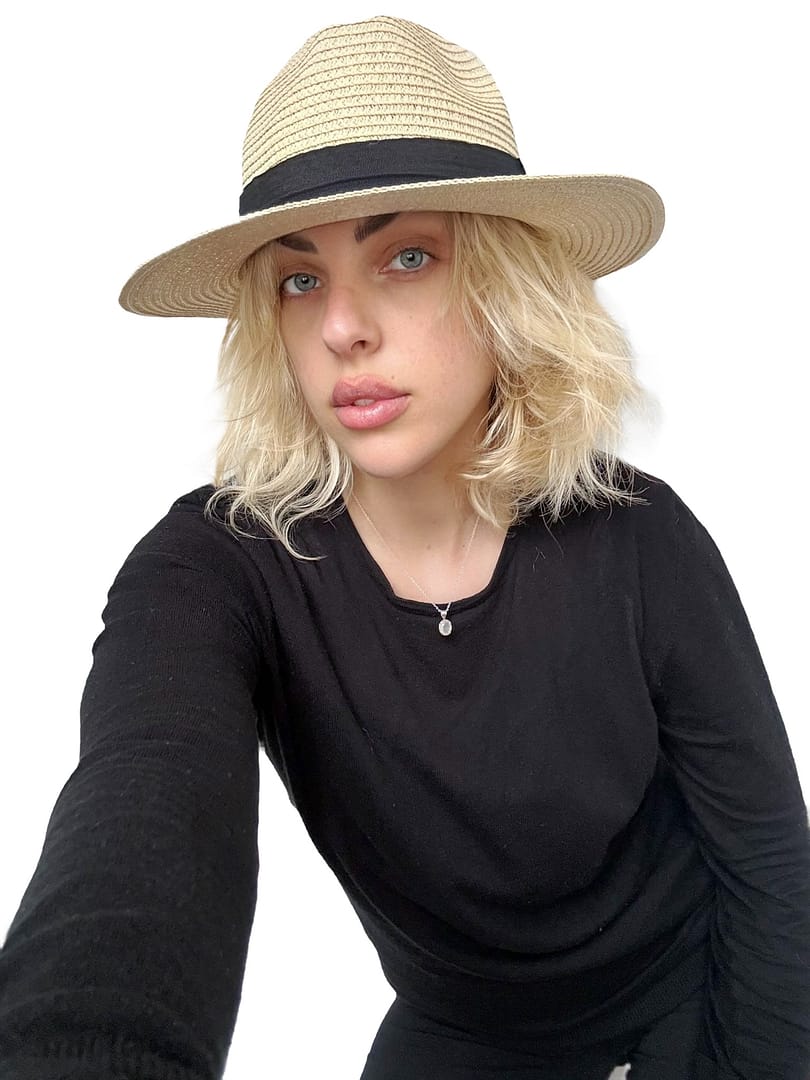 modella di cappelli in paglia personalizzati modella di cappelli in paglia